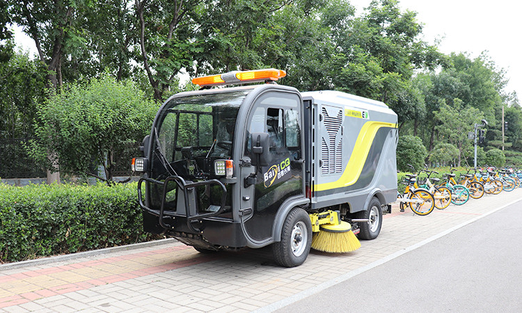 冬季，环卫道路的降尘离不开电动清扫车和高压清洗车