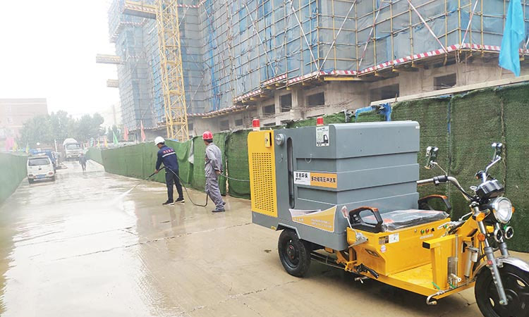 高压清洗车现身建筑工地，冲洗降尘效果显著