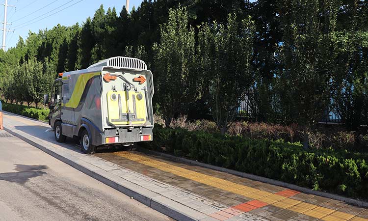 純電動(dòng)人行道深度清潔車(chē)