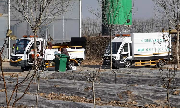 辛店环卫公司采购八桶装垃圾清运车，用于社区分类垃圾的运输