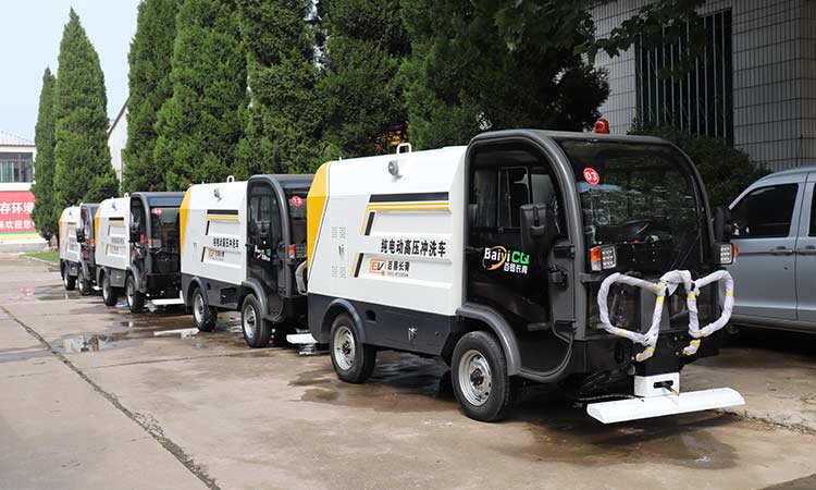 北京环卫公司引进四轮多功能高压冲洗车，用于道路快速保洁