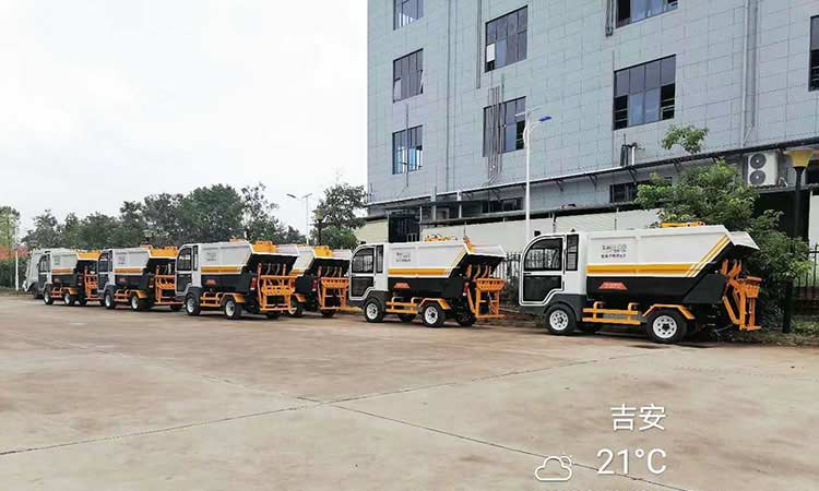 近日，江西环卫公司引进电动垃圾清运车到货现场