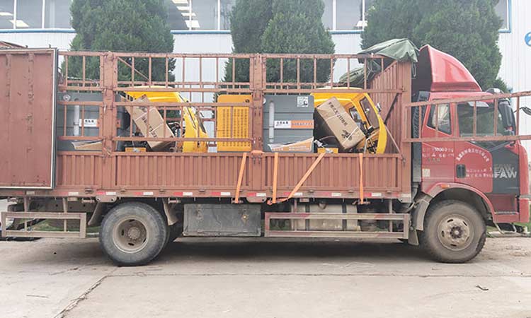 高速收费站定制多功能高压清洗车，用于道路的快速冲洗和保洁