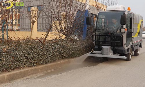 使用小型多功能高压清洗车，校园环卫防疫一车解决