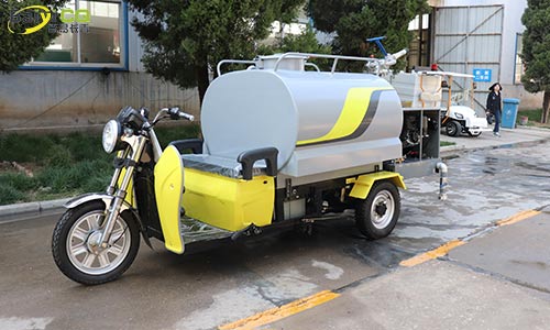 小型三轮洒水车，解决校园飞絮防疫问题