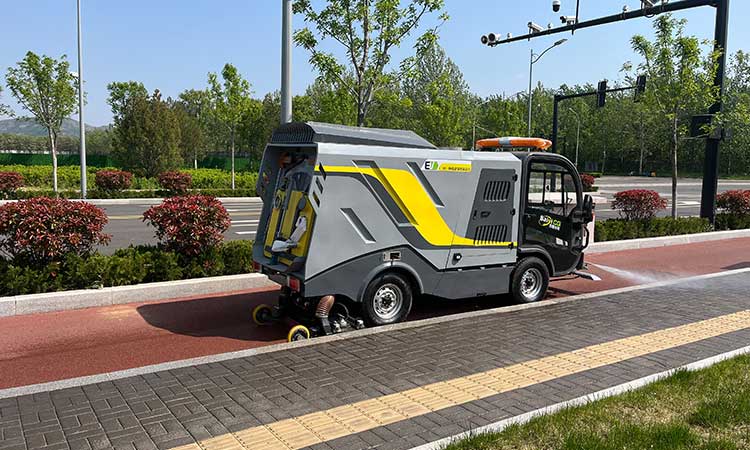 小型电动深度清洁车—还原路面地砖本色，席地而坐
