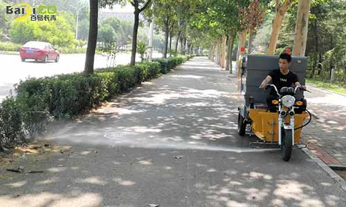电动三轮高压清洗车，车身小巧高压冲洗不伤路面