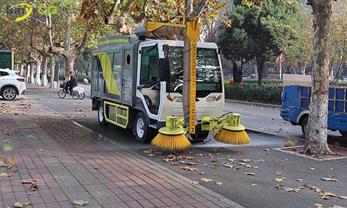 ?多功能树叶收集车落叶季大堆树叶收集，非落叶季可用于洗扫路面高压冲洗
