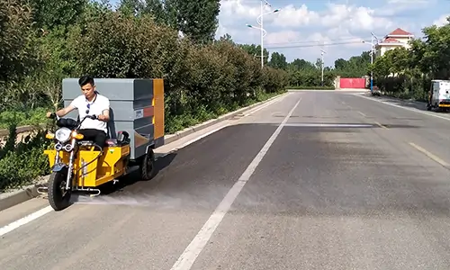 道路高压清洗车是一款道路冲洗，水扫多用途电动环卫设备