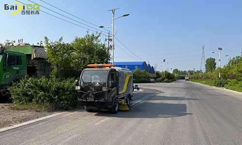 小型道路洗扫车，道路清洁高效无扬尘