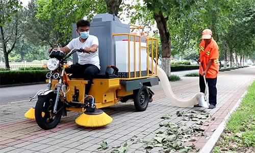 吸树叶机器成堆，零散树叶收集转运