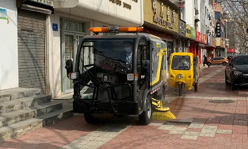 纯电动洗扫车与小型环卫车辆配合工作是怎样的场景？
