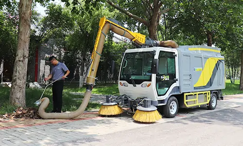 ?电动树叶收集车秋季树叶收集更方便