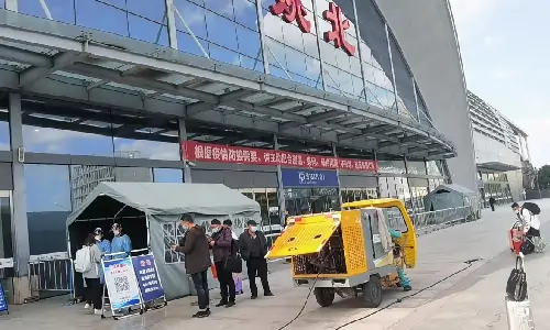 三轮高压清洗车冲在一线，火车站清洁效果“不一般”