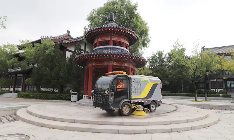 背街小巷、广场公园狭窄的人行道道路也能洗扫？没错，这款车就可以做得到！