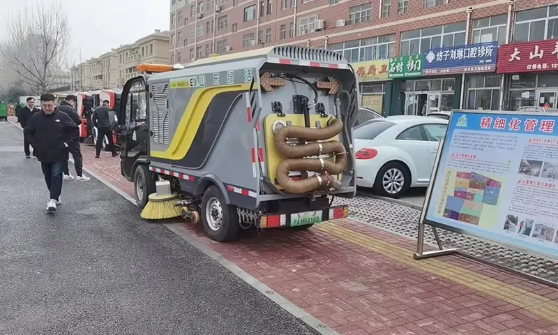 纯电动洗扫车现场试车，人行道路面洗扫引起关注，行人连连夸赞！