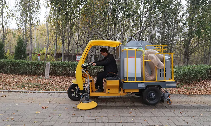 落叶收集专用车-小型树叶收集车的用处到底有哪些？园林，景区，物业人群快来看一下！