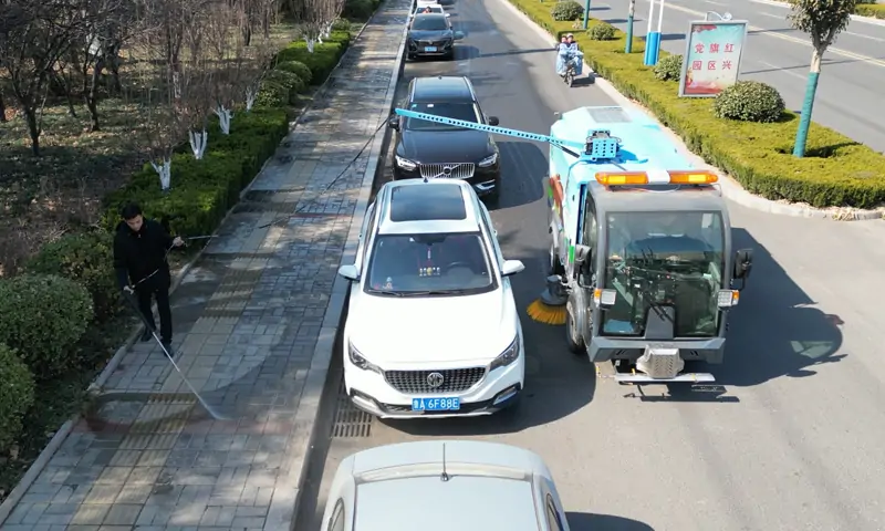 纯电动小型洗扫车 路边停车位下垃圾治理有妙招 手持喷枪一招解决！