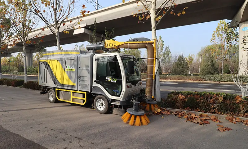 落叶收集大挑战！秋季落叶收集专用车！纯电动更环保，大容量垃圾箱满足多场地需求！