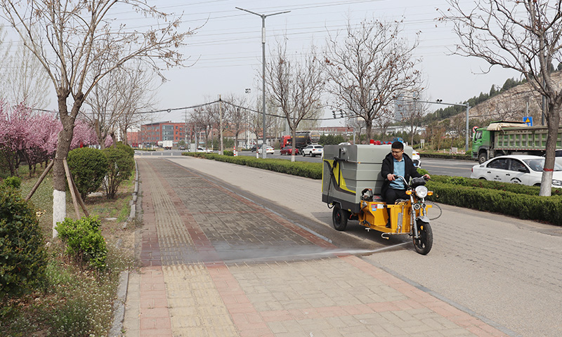 市政道路及景区道路狭窄难以通行，卫生治理难度大？别担心，一辆三轮多功能高压清洗车即可解决！
