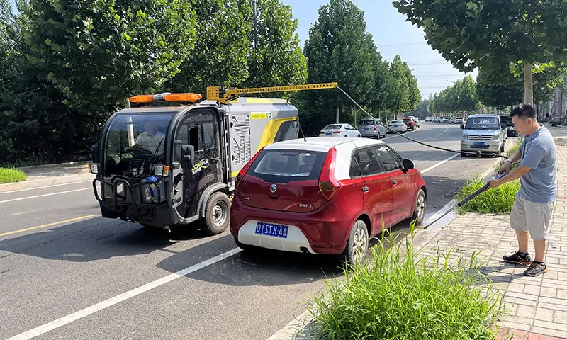 纯电动洗扫车辅道人行道显身手！狭窄道路洗扫，高压冲洗人行道，车辆过后地面整洁又卫生！