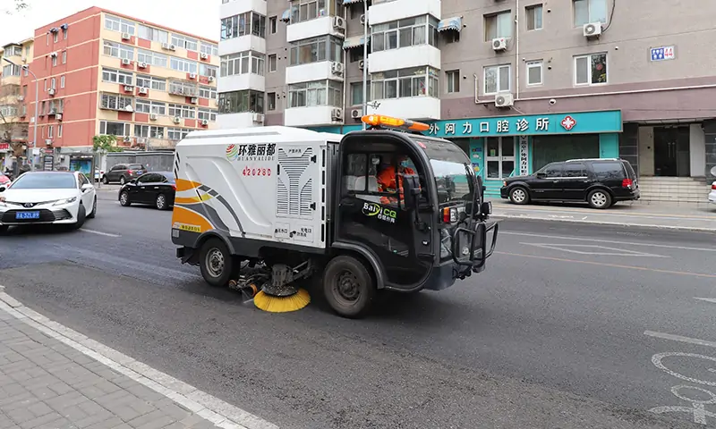 小型纯电动洗扫车街头实拍，道路洗扫无扬尘，打造美好生活环境！