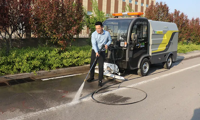 四轮多功能高压清洗车，驾驶室，更安全！多种冲洗模式适应多种工作场景！