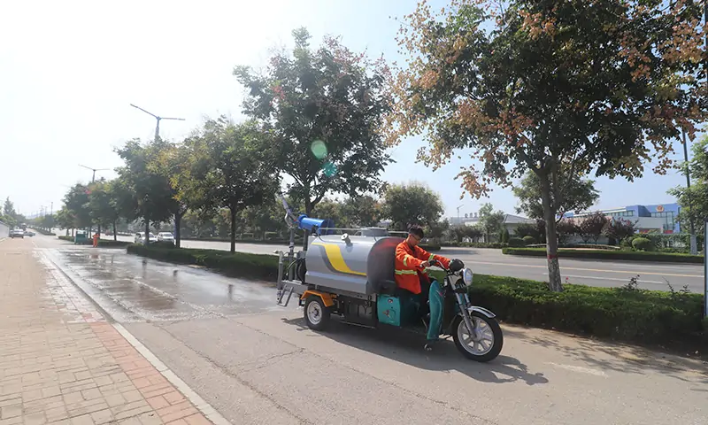 小型三轮洒水车道路洒水好帮手，多种洒水模式可选，满足多种环卫作业需求。