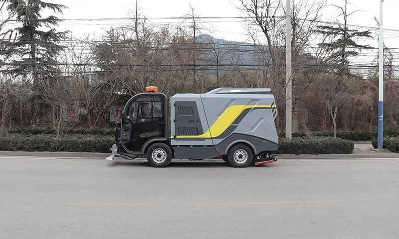 纯电动深度清洁车，道路清洁好帮手！一米一深度清洁宽度，满足多场景使用需求！