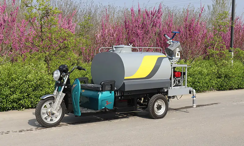 三轮洒水车，别看它小，用处可不少：雾炮、洒水、高炮样样齐全，景区物业工地都能使用！