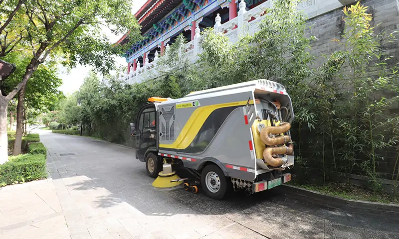 纯电动洗扫车，车辆底部垃圾卫生治理有妙招，多方位解决道路污染问题。