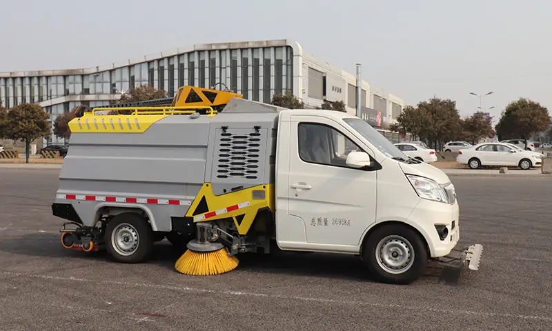 可上牌纯电动洗扫车！自动档位，动力强劲，专注背街小巷路面卫生治理！