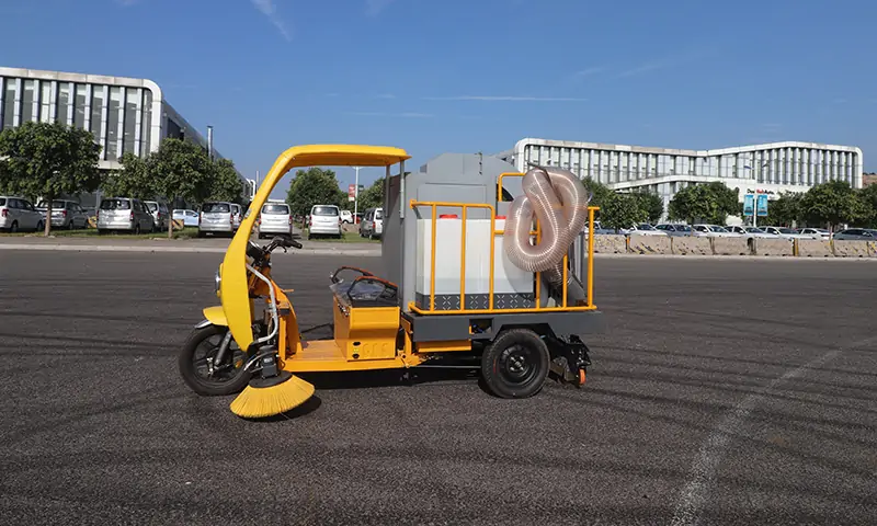 高效便捷的三轮驾驶式树叶收集车，改善清洁工作效率！