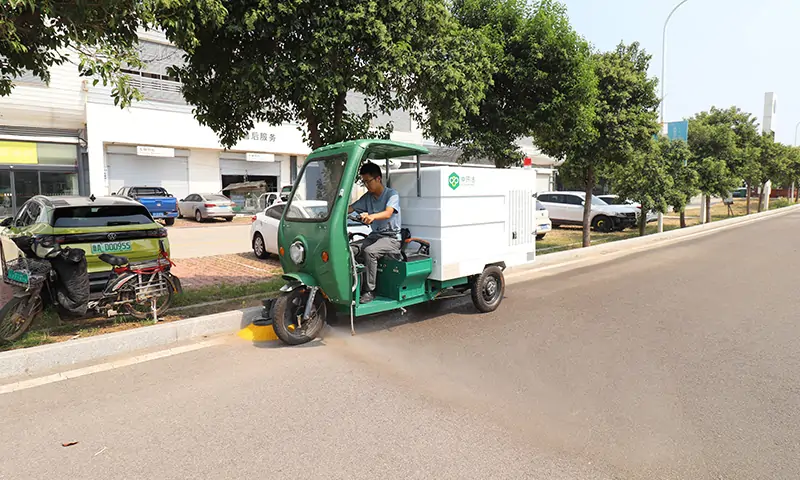 多功能高压冲洗车：道路保洁的全新助力设备，环境美好建设者