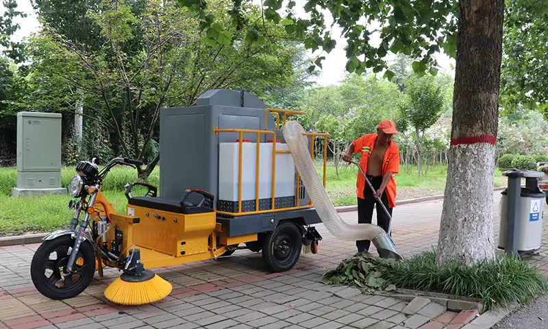 小型三轮驾驶式树叶收集车：环卫利器的革新，操作简单，功能多样！