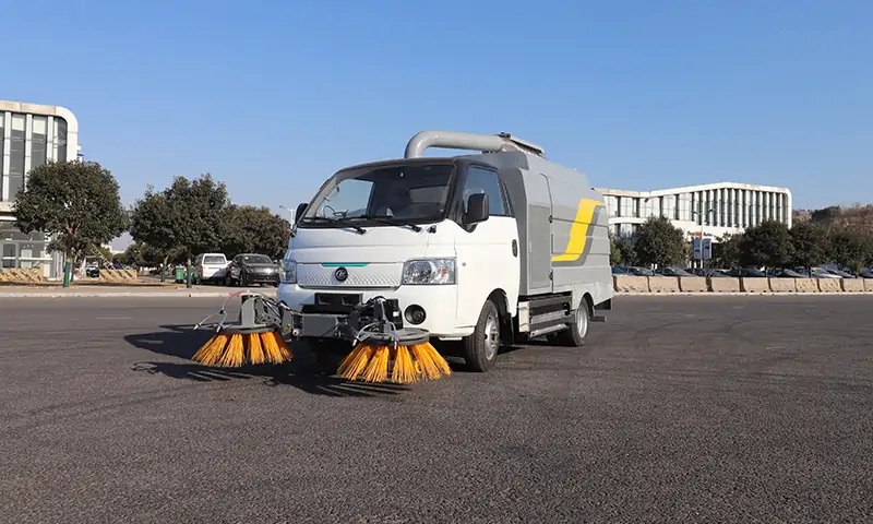 新能源树叶收集车，助力环保与多功能应用！共创美好生活环境！