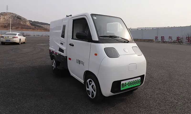 小型纯电动洗扫车：城市清洁新利器,功能多样，应用广泛