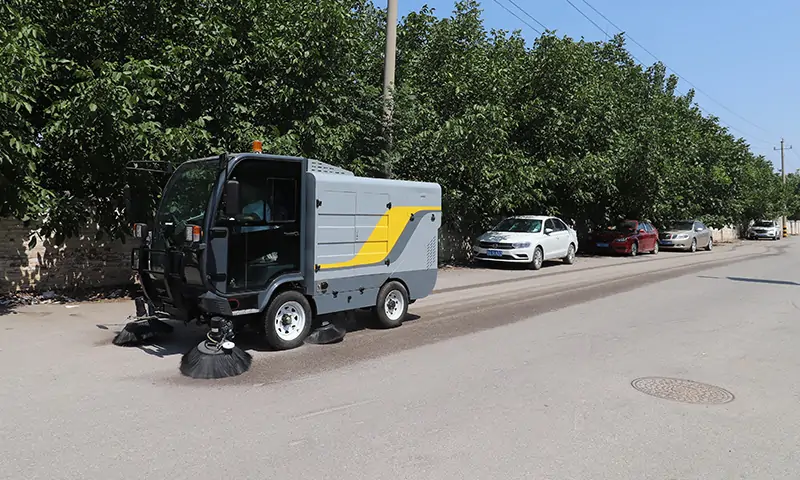 纯电动清扫车：城市清洁新风尚，道路清扫专家。