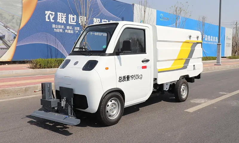 绿色环保、高效便捷——新能源树叶收集车助力城市秋季环卫